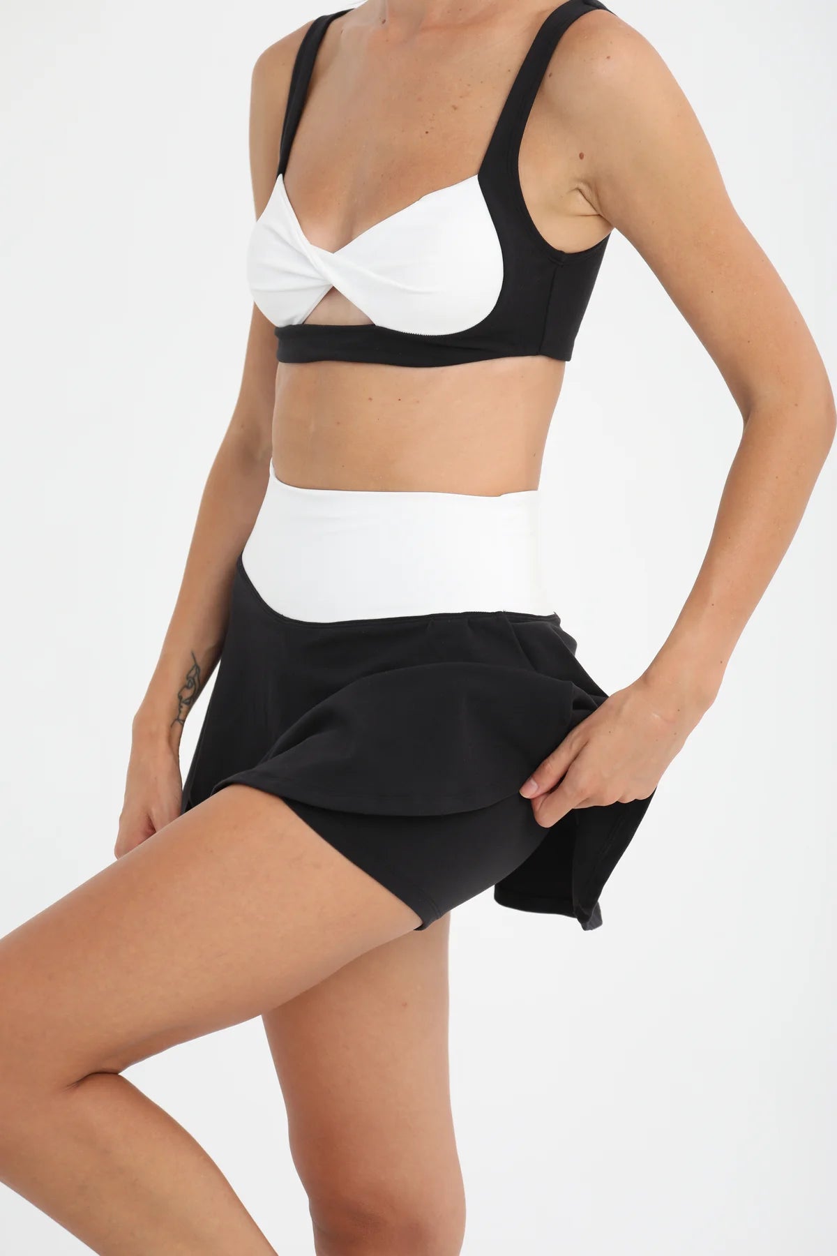 Beli Beyaz Detaylı Tenis Eteği - Siyah