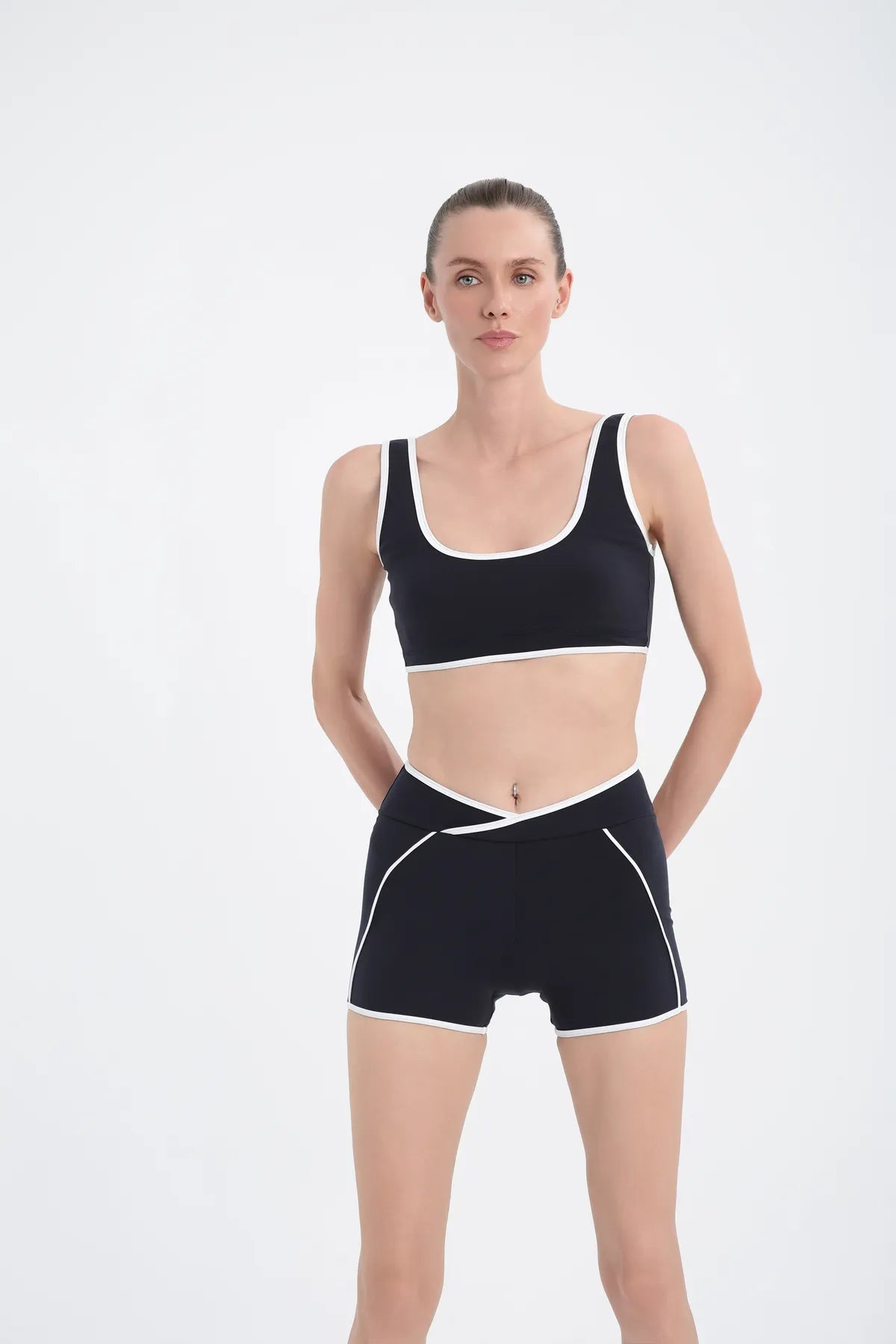 Beyaz Biyeli Kare Yaka Spor Bra - Lacivert