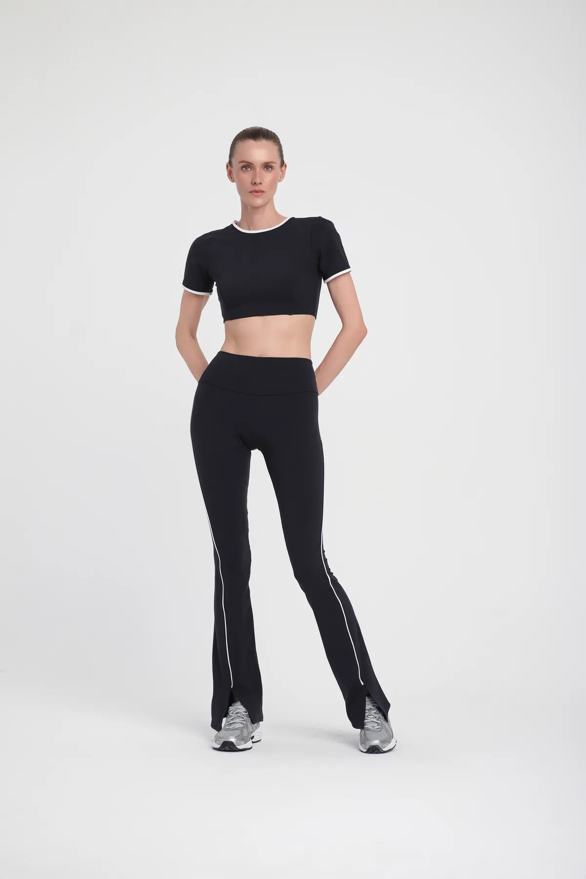 Beyaz Biyeli Kısa Kollu Crop Üst - Lacivert