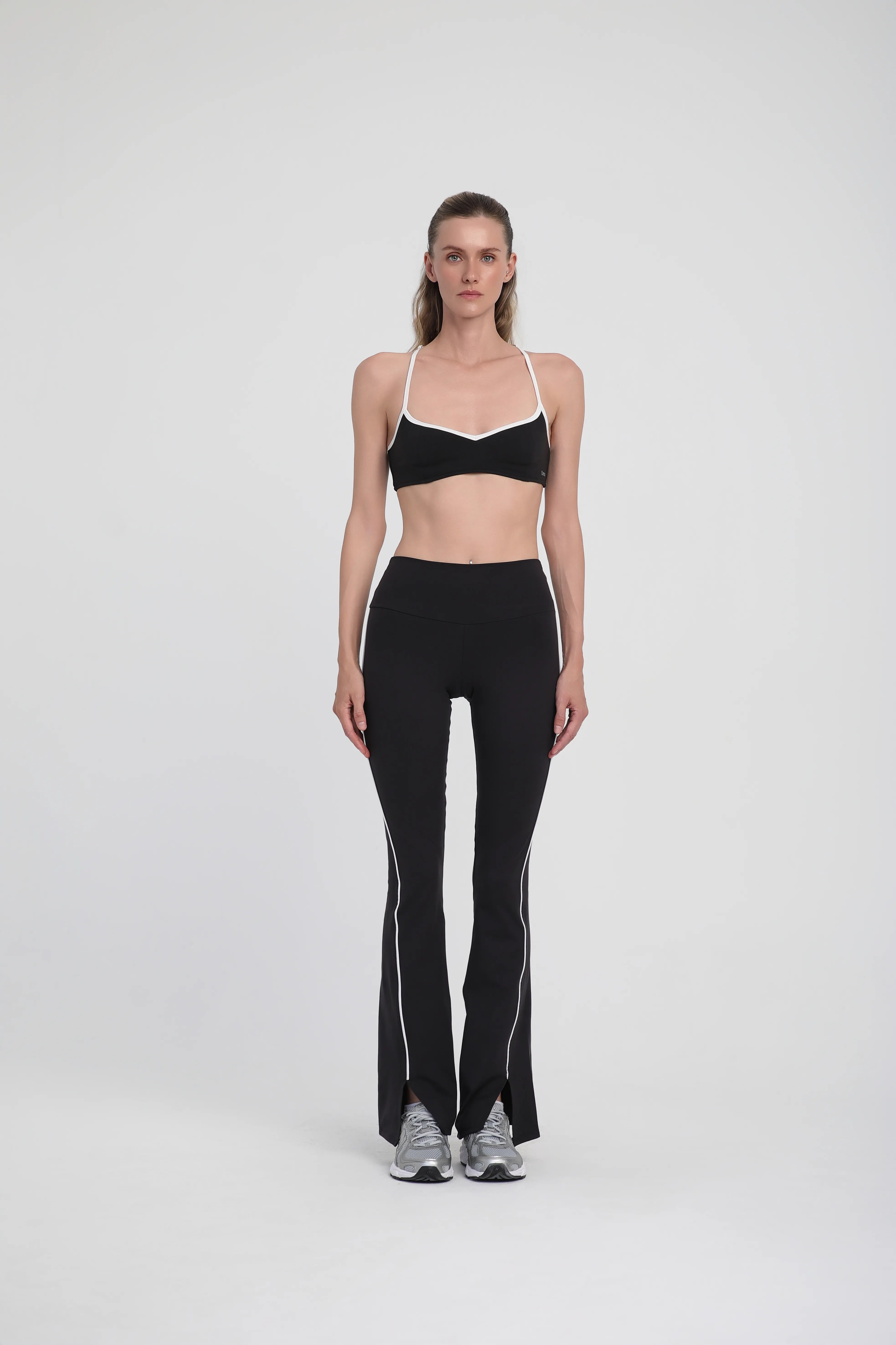 Siyah Beyaz Biyeli İnce Askılı Spor Bra - Siyah