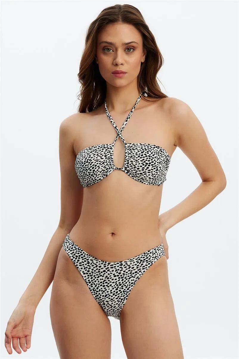 Leopar Desenli Straplez Bikini Takımı - Güneşlenmeye Uygun, Şık ve Konforlu