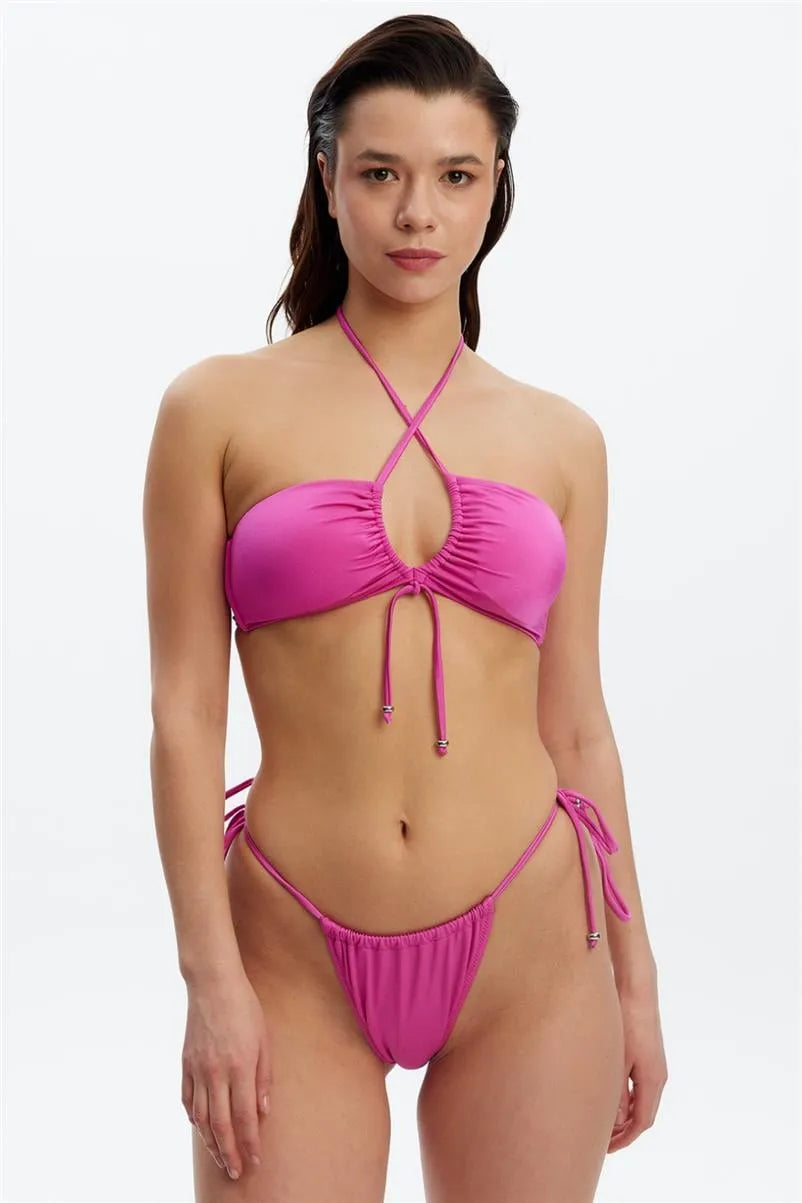 Straplez Bikini Takımı – Nikel Boncuk Detaylı, Ayarlanabilir Brezilya Kesim (Fuşya)