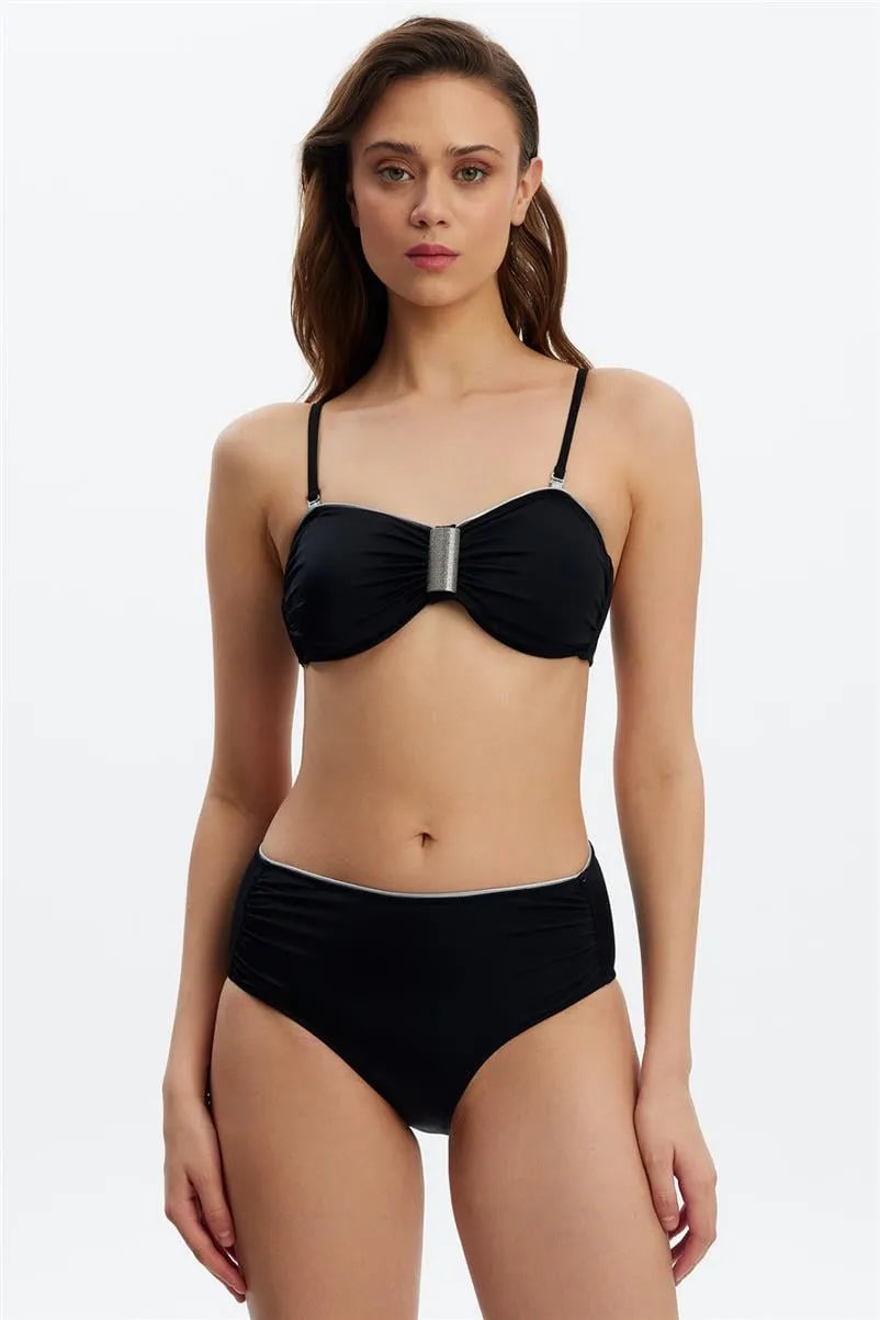 Straplez Bikini Takımı – Gümüş Aksesuarlı ve Toparlayıcı Formlu - Siyah