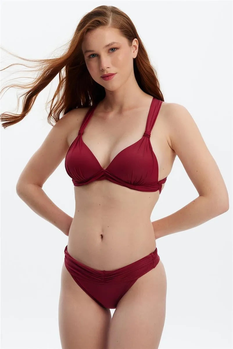 Bordo Kaplı Bikini Takımı – Üçgen Kesim ve Çapraz Bağcık Detaylı