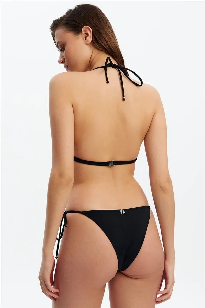 Siyah Dolgulu Üçgen Bikini Takımı – Ayarlanabilir Askılı, Şık Tasarım