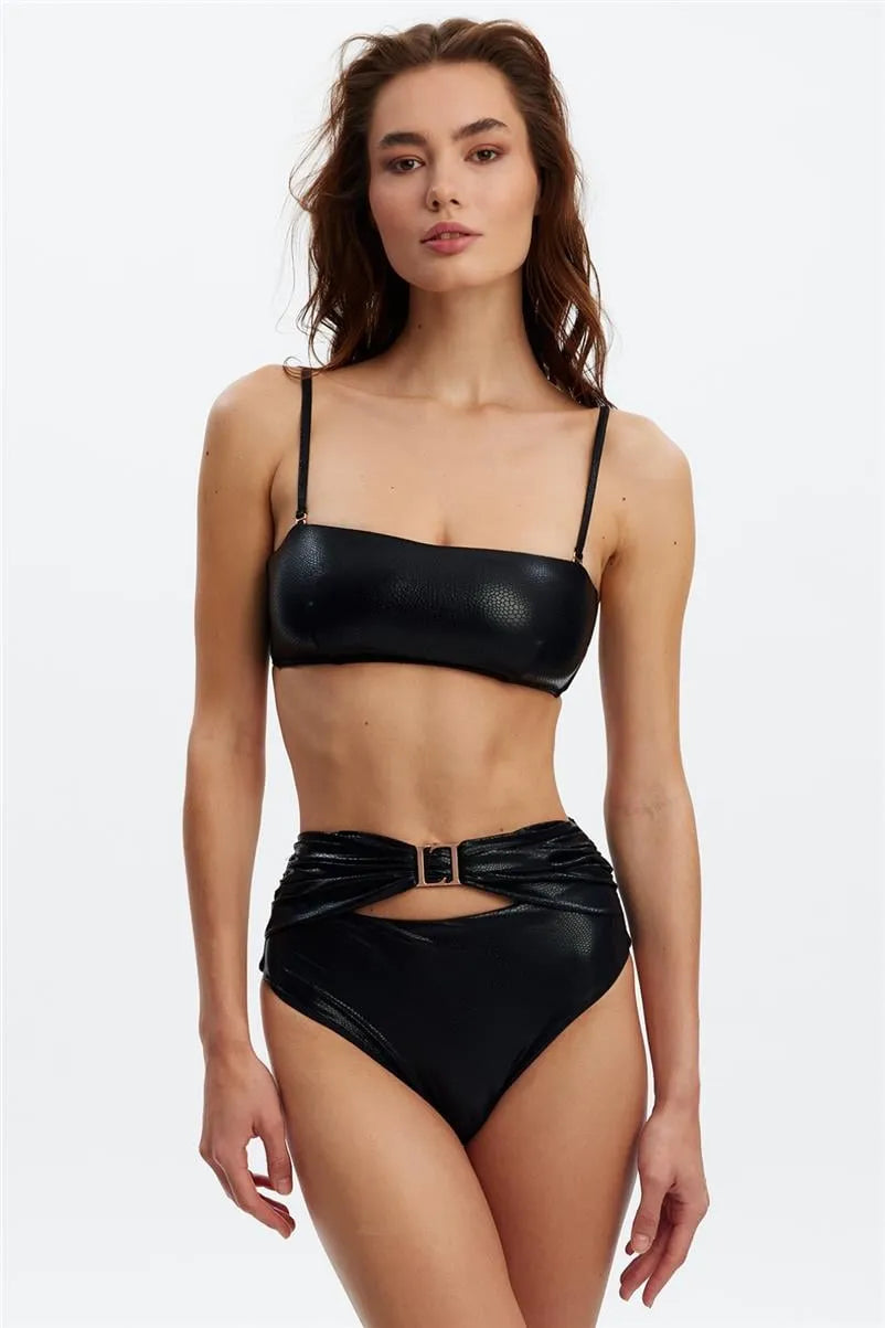 Siyah Straplez Bikini Takımı – Altın Zincir Detaylı