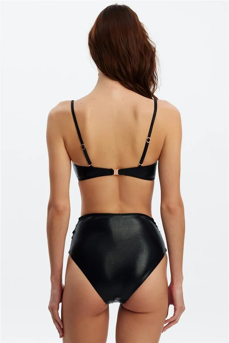 Siyah Straplez Bikini Takımı – Altın Zincir Detaylı