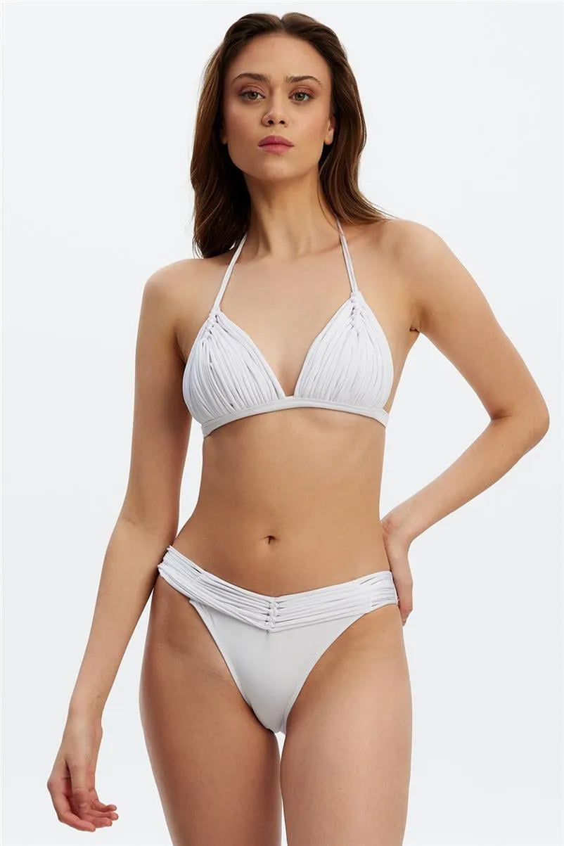 Beyaz Biritli Üçgen Bikini Takımı – Şık ve Ayarlanabilir Tasarım