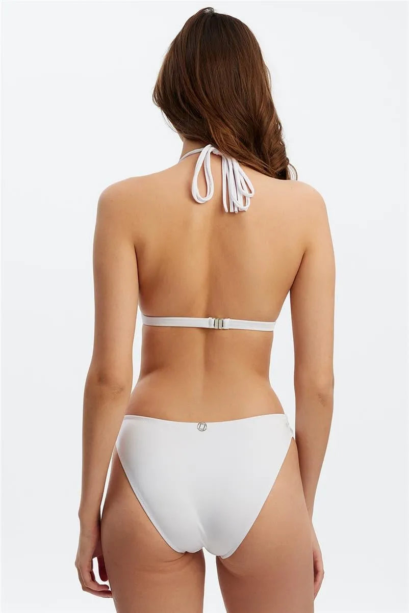Beyaz Biritli Üçgen Bikini Takımı – Şık ve Ayarlanabilir Tasarım