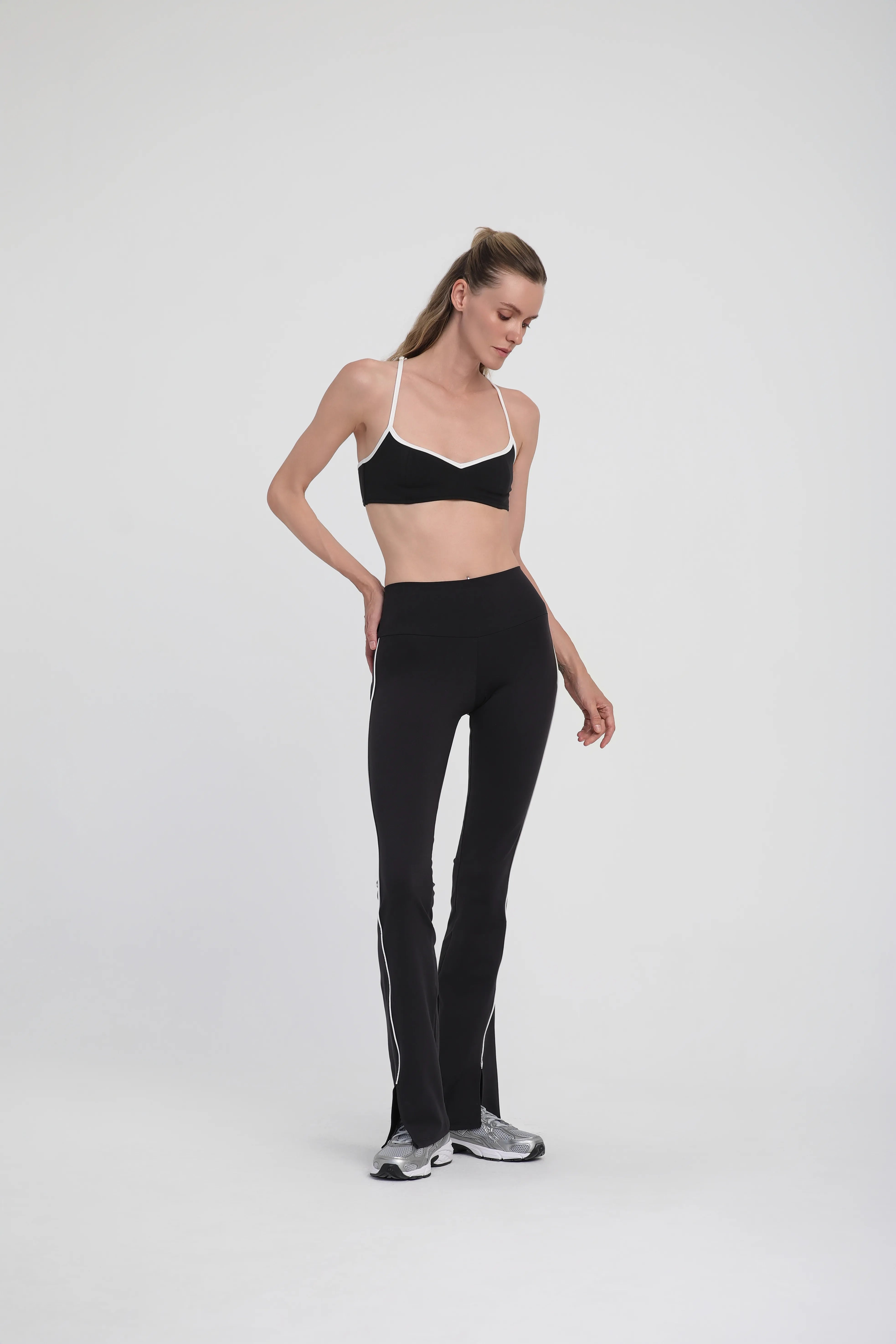 Siyah Beyaz Biyeli İnce Askılı Spor Bra - Siyah